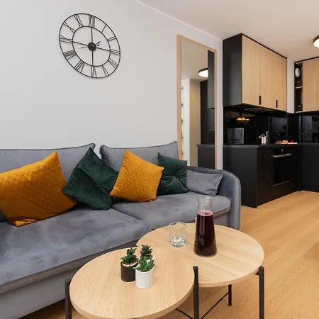 Okrzei Stylish With Balcony & Parking By Renters *